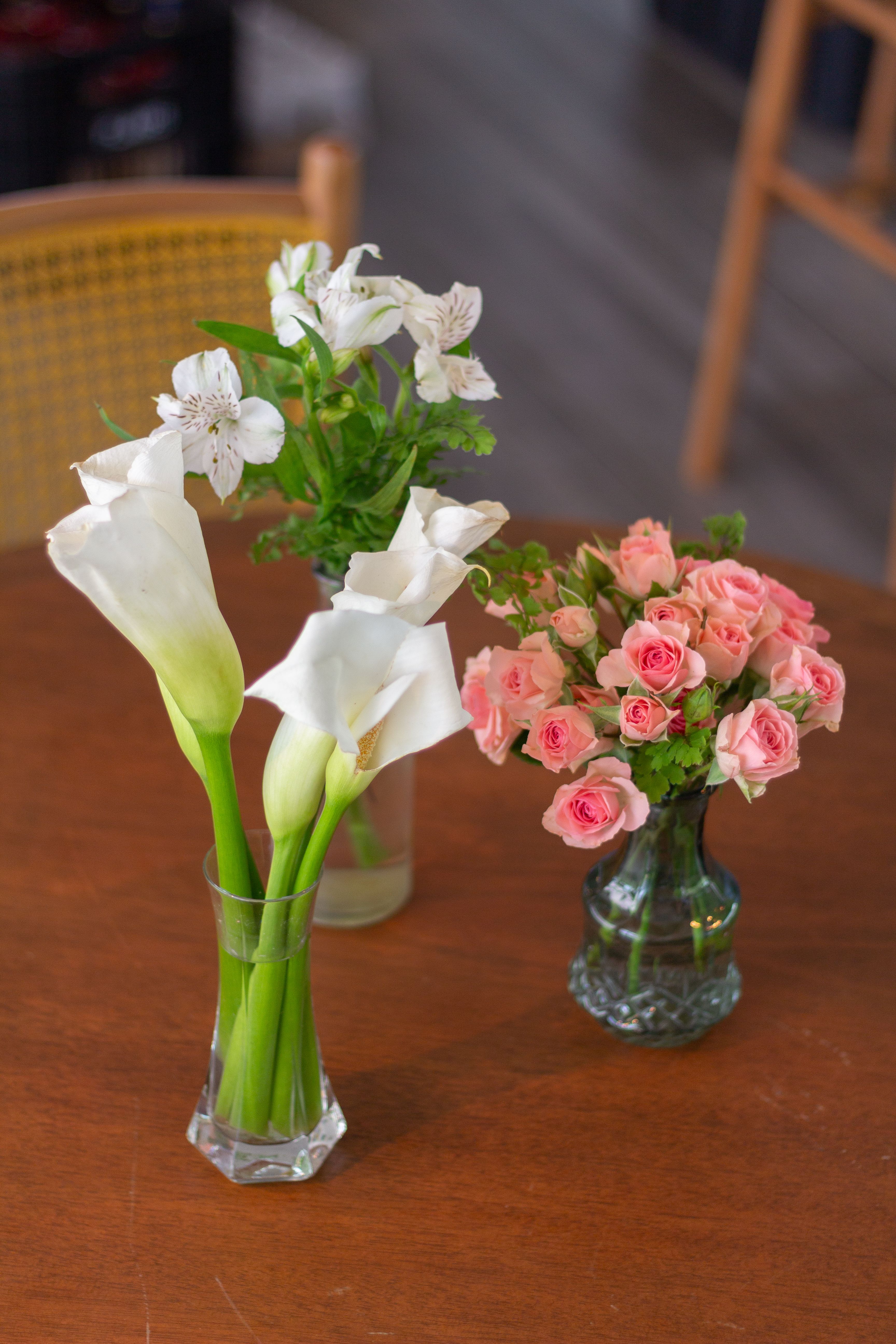 Calla lilies and pink roses on café table